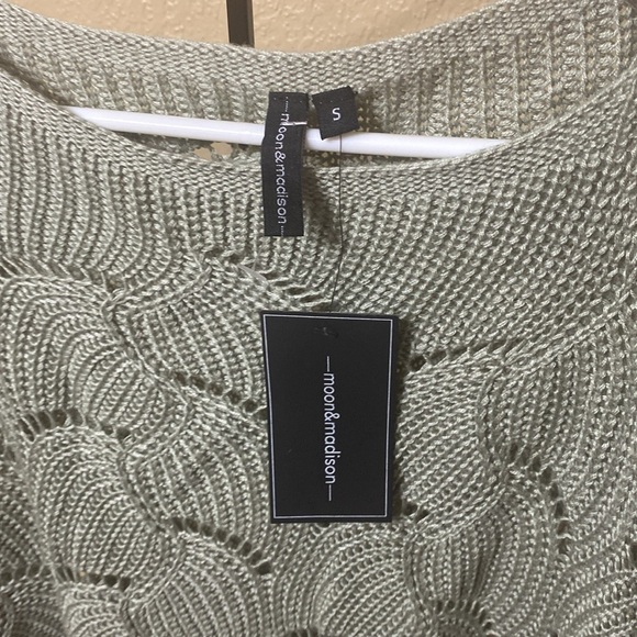 Moon & Madison Oversized Sweater. - Picture 3 of 5